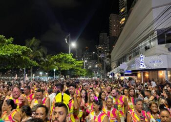 Segunda noite do carnaval registra novamente público de 25 mil pessoas em Balneário Camboriú
