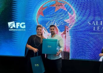 Bruno Cassola é eleito melhor corretor de imóveis e recebe prêmio da irmã de Cristiano Ronaldo