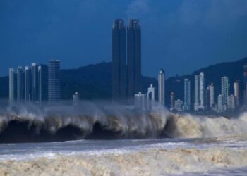 Alerta de mar agitado com ondas de até 3 metros em Santa Catarina