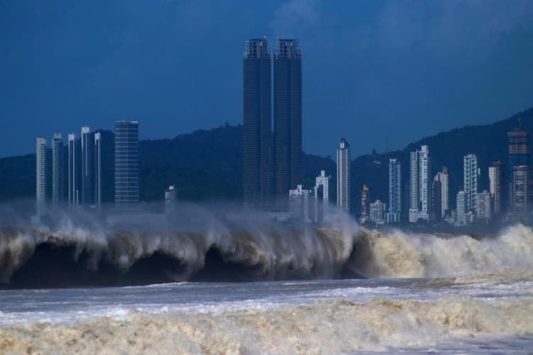 Alerta de mar agitado com ondas de até 3 metros