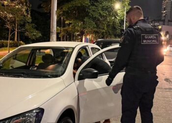 Bebê é salvo após ficar preso dentro de carro em Itajaí