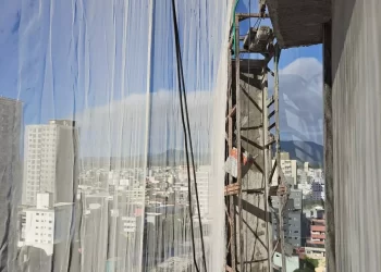 Trabalhadores ficam pendurados no 15 andar após andaime se desprender de obra em itapema
