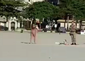 VÍDEO: Mulher toma banho de sol pelada na Praia Central de Balneário Camboriú