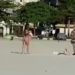 VÍDEO: Mulher toma banho de sol pelada na Praia Central de Balneário Camboriú