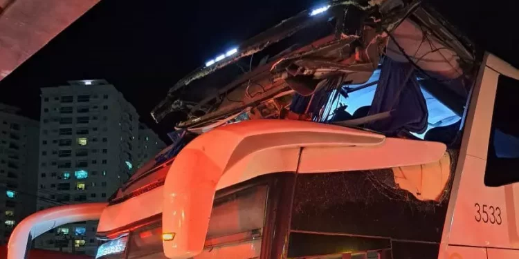  Acidente em SC: Ônibus colide com viaduto e mulher é arremessada para fora do veículo