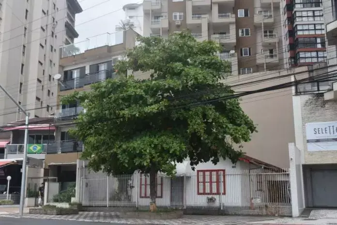 Casa de madeira da avenida Atlântica em Balneário Camboriú começa a ser demolida