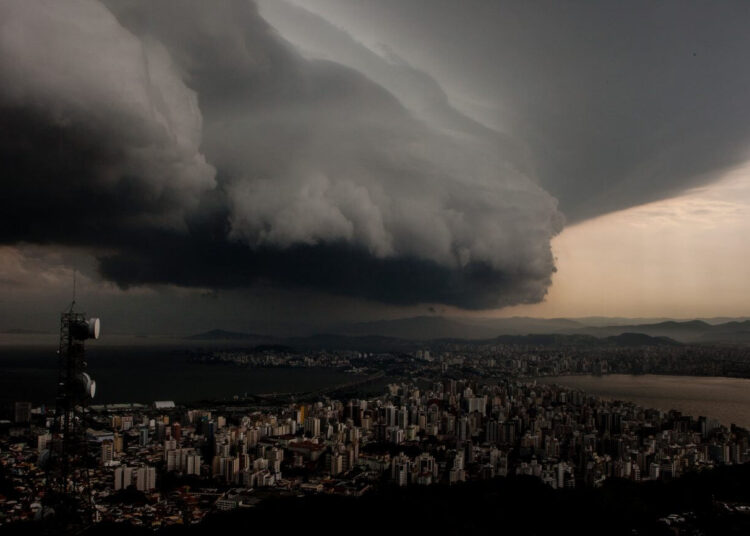 Alerta de Temporais: 'Bow Echo' deve trazer ventos e chuva forte para Santa Catarina