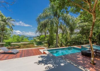 VÍDEO: Mega mansão está à venda por R$ 19 milhões em Balneário Camboriú