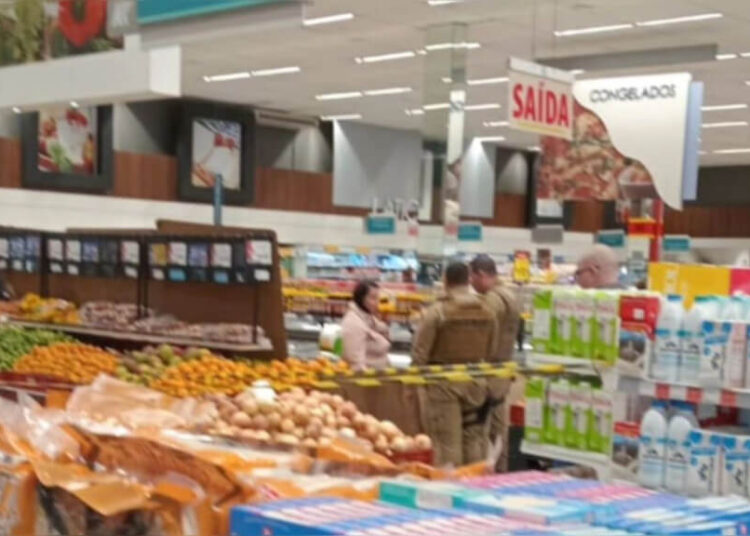 Homem passa mal e morre dentro de supermercado em Camboriú