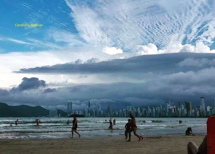 Frente fria promete mudar o tempo em SC; Chuva e temporais