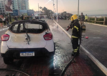 VÍDEO: Carro de motorista de aplicativo pega fogo na Praia Brava em Itajaí