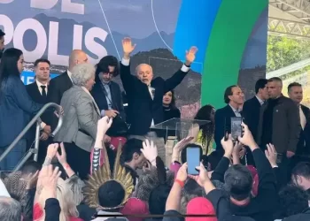 Lula desembarca em SC mas governador Jorginho se ausenta do evento