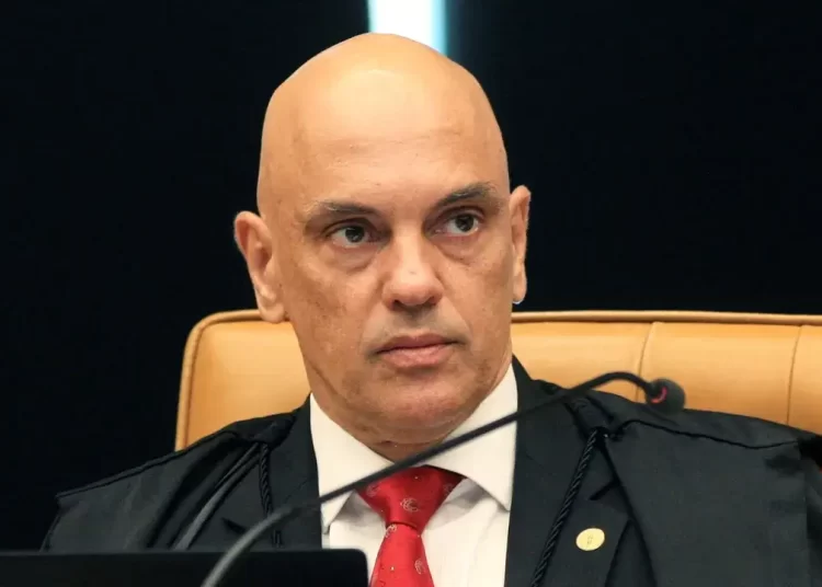 Moraes suspende o X e prevê multa