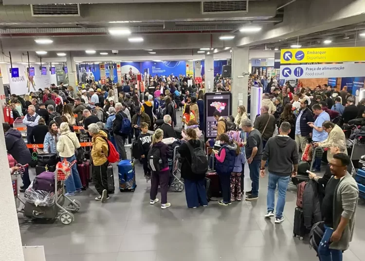 Aeroporto de Navegantes enfrenta lotação após fechamento de terminal em Florianópolis