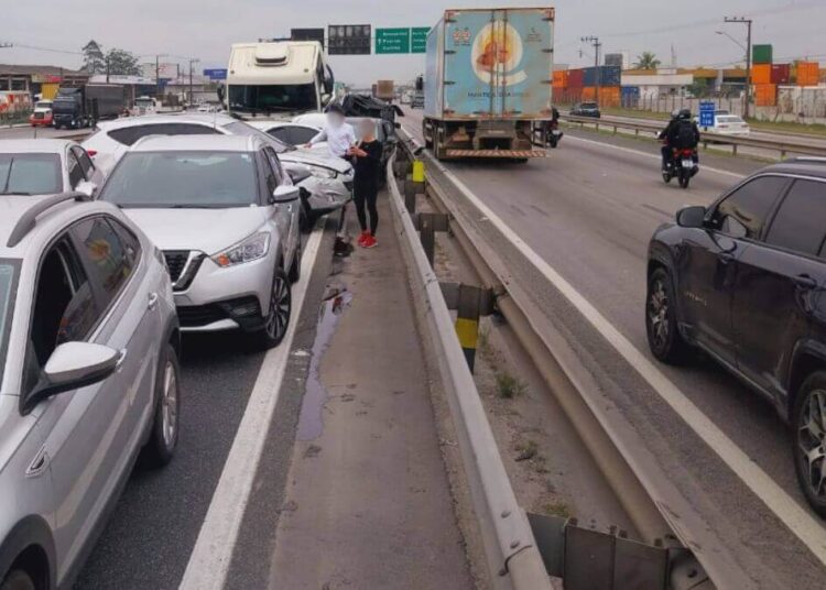 Engavetamento com dois caminhões e oito carros