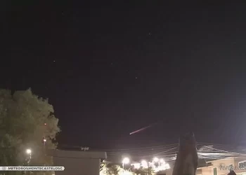 VÍDEO: Luz misteriosa atravessa o céu e é capturada por estação de monitoramento em SC