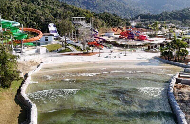 Parque Aquático com Praia Artificial e Toboáguas Radicais em Balneário Camboriú