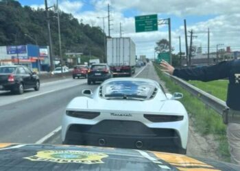 Condutor de Maserati de R$ 2 Milhões é Flagrado sem Placas e com CNH Suspensa