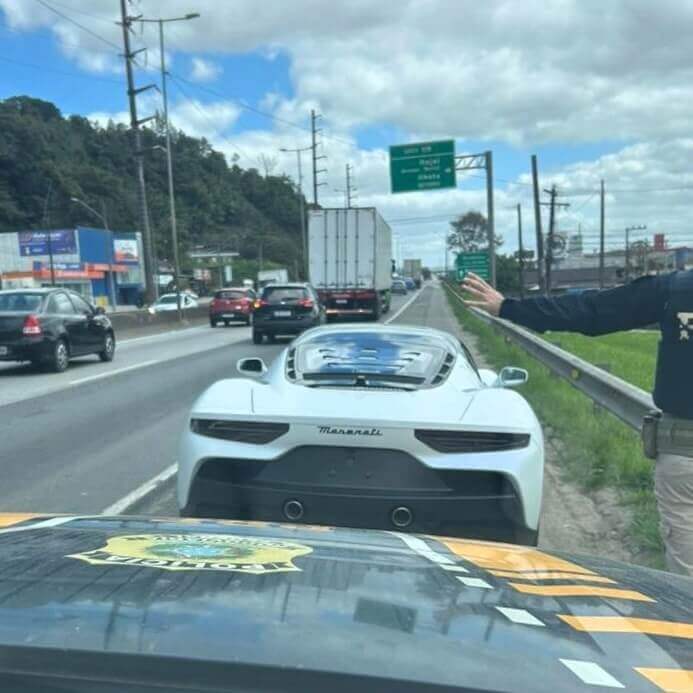 Condutor de Maserati de R$ 2 Milhões é Flagrado sem Placas e com CNH Suspensa