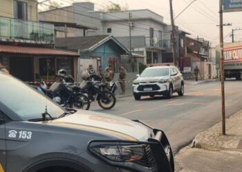 Homem Ataca Policial com Faca Durante Briga e Morre em Confronto