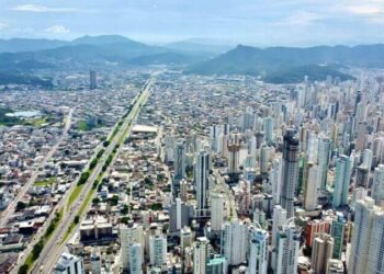 feirão de empregos com 140 vagas na construção civil em Balneário Camboriú