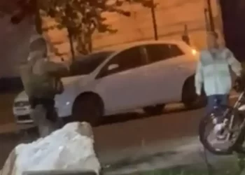 VÍDEO: Homem Avança Contra Policiais com Faca e é Morto a Tiros em Itajaí