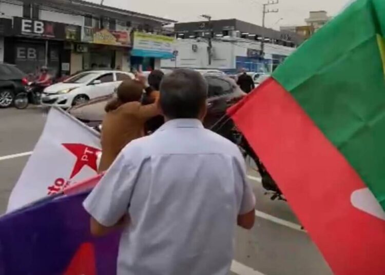 Candidato do PT sofre ameaças em Balneário Camboriú por portar bandeira do Brasil