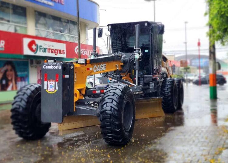 Camboriú adquire nova motoniveladora para manutenção das vias do município