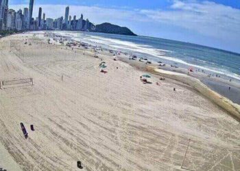 Formações de piscinas naturais reaparecem na Praia Central de Balneário Camboriú
