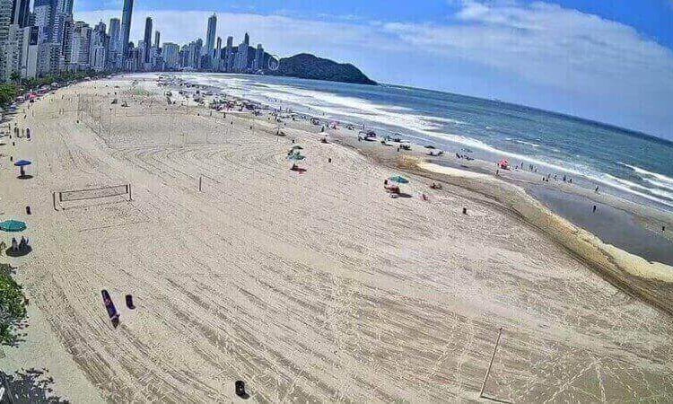 Formações de piscinas naturais reaparecem na Praia Central de Balneário Camboriú