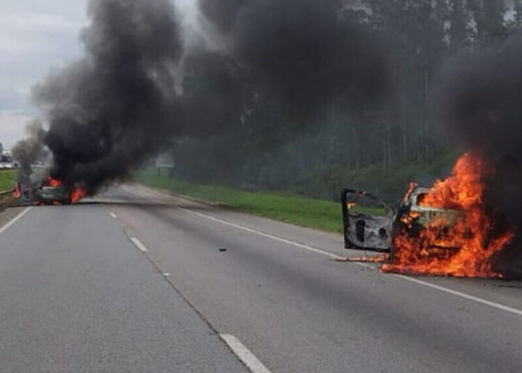 Terror na BR-101: Bandidos Armados Incendeiam Veículos na BR-101 em Tijucas