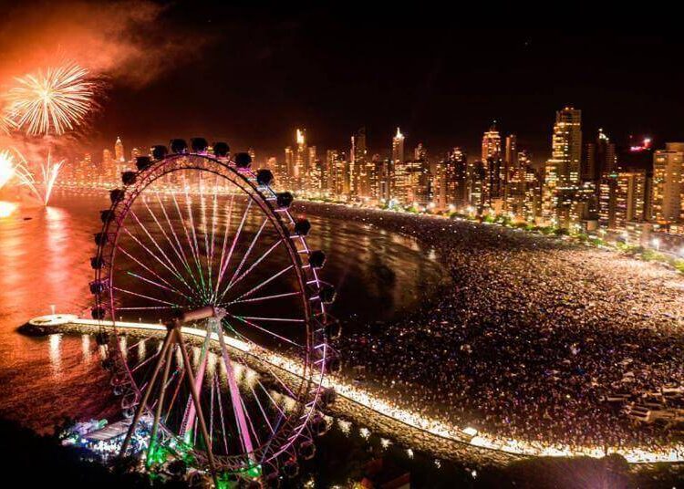 Réveillon em Balneário Camboriú promete show de fogos mais longo que o do Rio de Janeiro