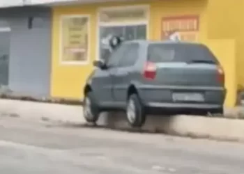 Vídeo: Motorista cochila ao volante e carro para em canteiro central em Camboriú