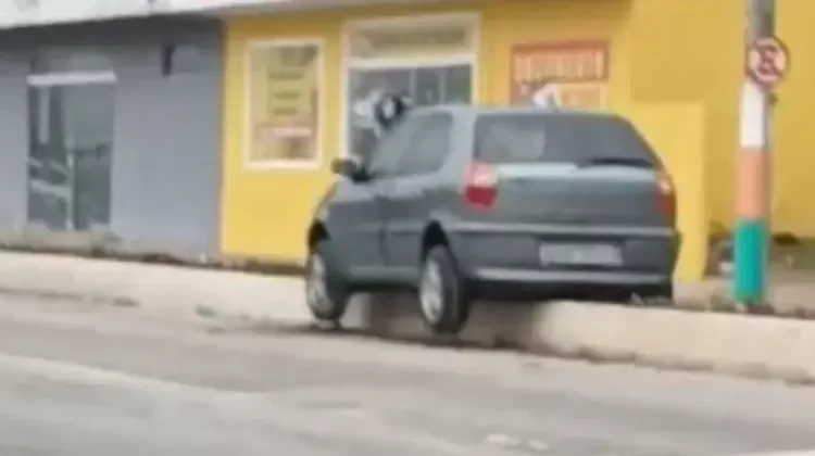 Motorista cochila ao volante e carro para em canteiro central em Camboriú