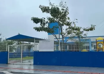 Criança dorme em colchão molhado por infiltração em creche de Balneário Camboriú