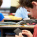 Câmara dos Deputados aprova projeto para banir celulares nas escolas de educação básica