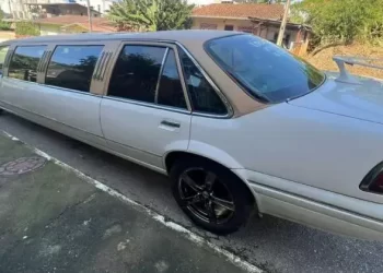 VÍDEO: Limusine que Emperrou na Estrada da Rainha em Balneário Camboriú Está à Venda por R$ 95 mil
