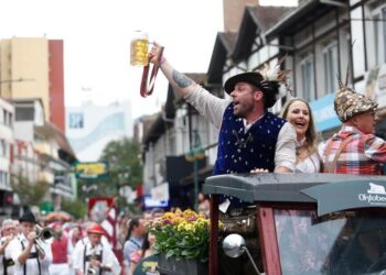 AO VIVO: Assista ao desfile deste sábado da Oktoberfest Blumenau 2024