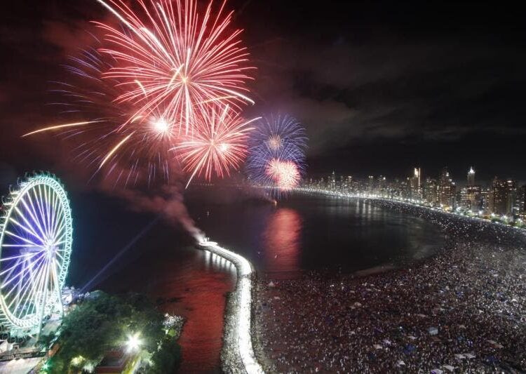 Balneário Camboriú anuncia mais fogos e decoração especial para as festas de fim de ano