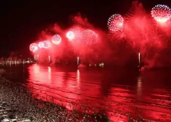 Balneário Camboriú realiza testes de fogos e inaugura decoração natalina neste sábado