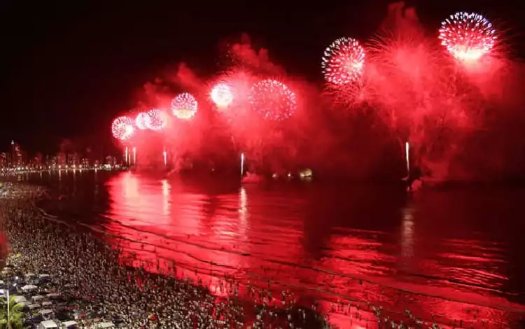 Balneário Camboriú realiza testes de fogos e inaugura decoração natalina neste sábado