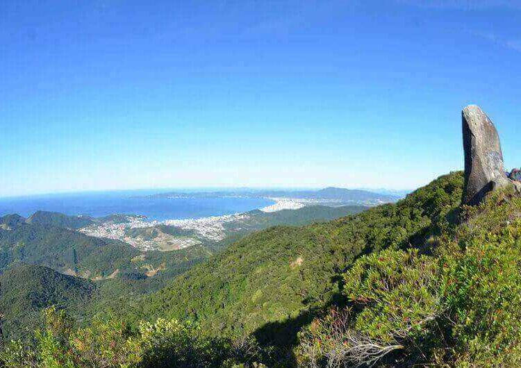 Homem é resgatado de helicóptero após mal súbito em trilha no Pico da Pedra