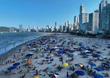 Feriado de novembro aquece turismo em Balneário Camboriú com expectativa de 90% de ocupação hoteleira