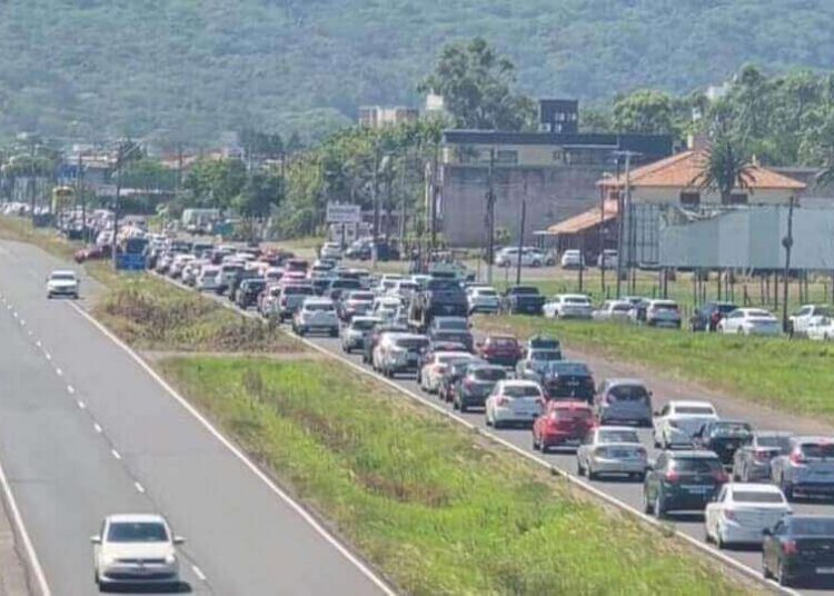 Feriado Prolongado Gera Filas Quilométricas na BR-101 em SC