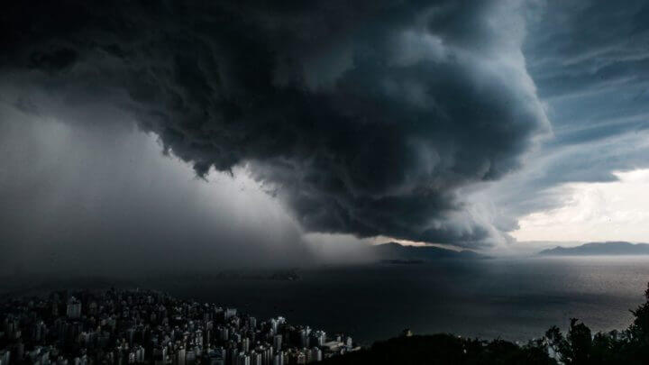 Defesa Civil emite alerta para chuva persistente e volumosa em Santa Catarina