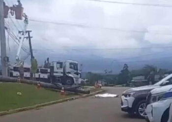 VÍDEO: Trabalhador morre após cair de poste em Joinville; colegas continuam serviço ao lado do corpo