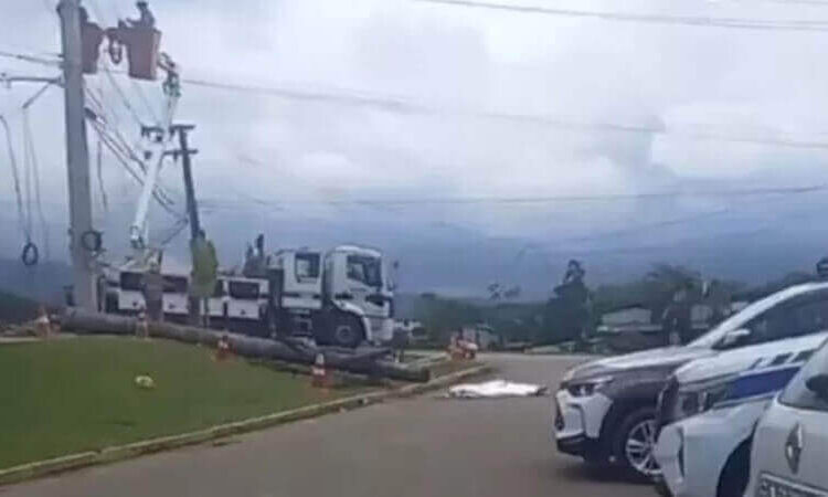 Trabalhador morre após cair de poste em Joinville; colegas continuam serviço ao lado do corpo