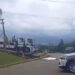 VÍDEO: Trabalhador morre após cair de poste em Joinville; colegas continuam serviço ao lado do corpo