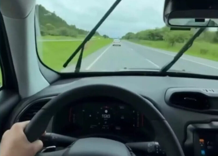 VÍDEO: influencers gravam vídeo com veiculo a quase 200 km/h na BR-470