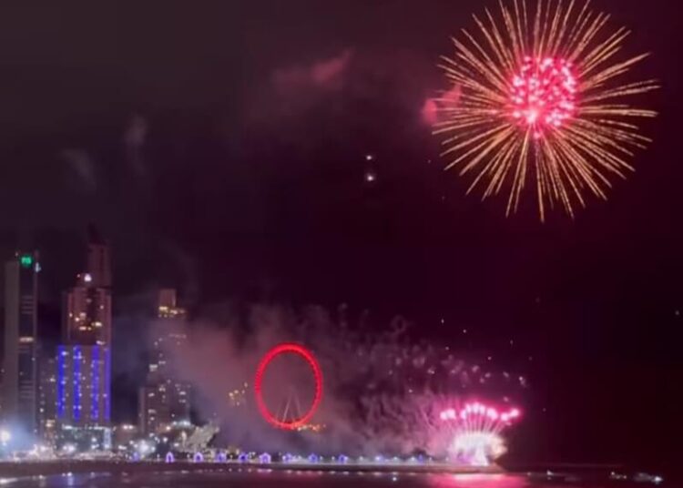 Espetáculo de Luzes e Fogos Marca a Abertura do Verão em Balneário Camboriú